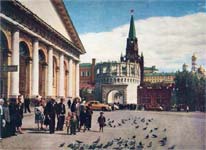Улица Калинина. Слева – здание Манежа, в центре – кремлёвские башни Кутафья и Троицкая. *jpg, 900×655, 164 Kb