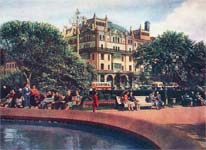 Площадь Свердлова. На сквере у фонтана. Вдали – гостиница »Метрополь». *jpg, 900×656, 184 Kb