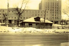 1990-е годы. Последний дом старой застройки на площади Ленина. *jpg, 900×599, 168 Kb