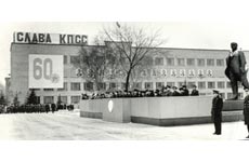 1990-е годы. Последний дом старой застройки на площади Ленина. *jpg, 900×431, 86 Kb