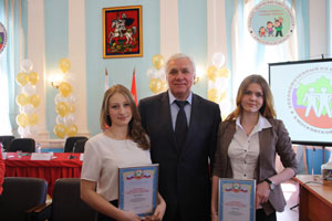 Слева направо: Гилева Валерия (9 класс), А.Е.Жаров (Уполномоченный по правам человека в Московской области), Петухова Анна (11 класс)